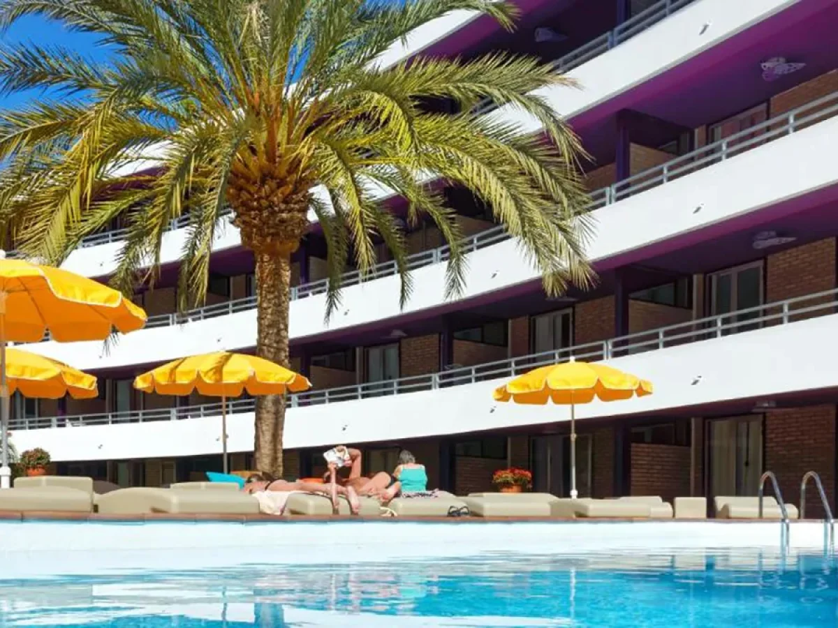 cover edificio azure stays